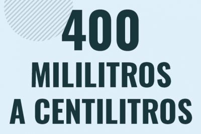Profesor en pizarra explicando cuanto es 400 mililitros en centilitros o como pasar de 400 ml a cl
