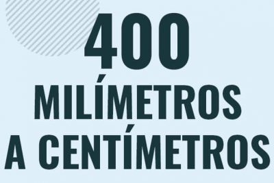 Profesor en pizarra explicando cuanto es 400 milimetros en centimetros o como pasar de 400 mm a cm