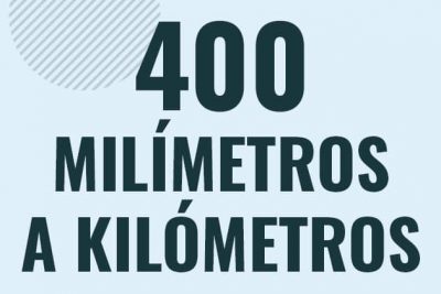 Profesor en pizarra explicando cuanto es 400 milimetros en kilometros o como pasar de 400 mm a km
