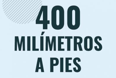 Profesor en pizarra explicando cuanto es 400 milimetros en pies o como pasar de 400 mm a ft