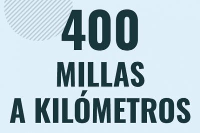 Profesor en pizarra explicando cuanto es 400 millas en kilometros o como pasar de 400 mi a km