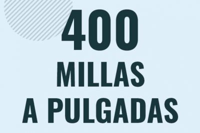 Profesor en pizarra explicando cuanto es 400 millas en pulgadas o como pasar de 400 mi a in