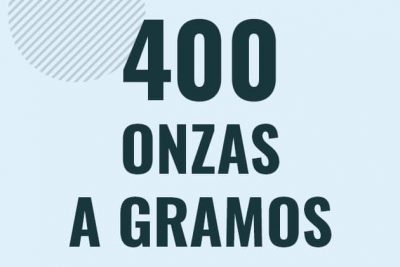 Profesor en pizarra explicando cuanto es 400 onzas en gramos o como pasar de 400 oz a g