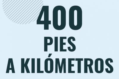 Profesor en pizarra explicando cuanto es 400 pies en kilometros o como pasar de 400 ft a km