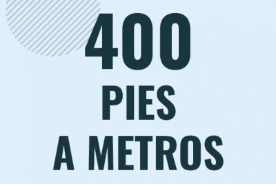 Profesor en pizarra explicando cuanto es 400 pies en metros o como pasar de 400 ft a m