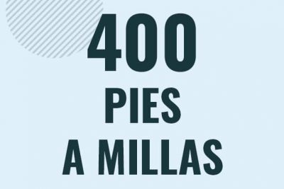Profesor en pizarra explicando cuanto es 400 pies en millas o como pasar de 400 ft a mi