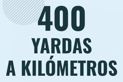 Profesor en pizarra explicando cuanto es 400 yardas en kilometros o como pasar de 400 yd a km