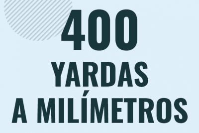 Profesor en pizarra explicando cuanto es 400 yardas en milimetros o como pasar de 400 yd a mm