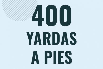 Profesor en pizarra explicando cuanto es 400 yardas en pies o como pasar de 400 yd a ft