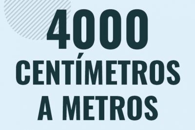Profesor en pizarra explicando cuanto es 4000 centimetros en metros o como pasar de 4000 cm a m