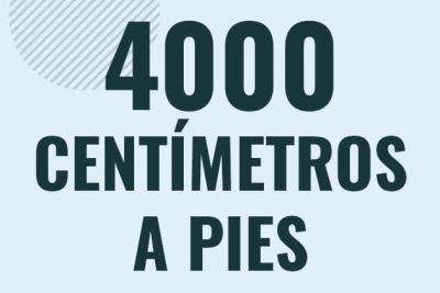 Profesor en pizarra explicando cuanto es 4000 centimetros en pies o como pasar de 4000 cm a ft