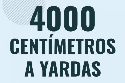 Profesor en pizarra explicando cuanto es 4000 centimetros en yardas o como pasar de 4000 cm a yd