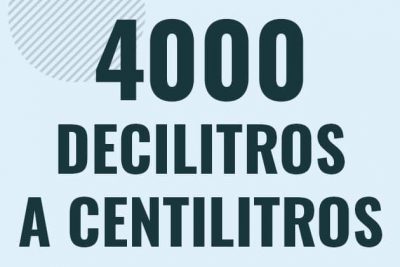 Profesor en pizarra explicando cuanto es 4000 decilitros en centilitros o como pasar de 4000 dl a cl