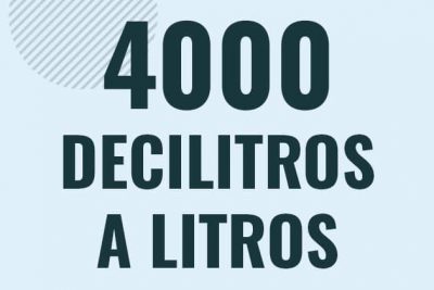 Profesor en pizarra explicando cuanto es 4000 decilitros en litros o como pasar de 4000 dl a l