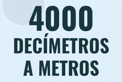 Profesor en pizarra explicando cuanto es 4000 decimetros en metros o como pasar de 4000 dm a m