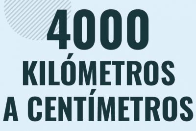 Profesor en pizarra explicando cuanto es 4000 kilometros en centimetros o como pasar de 4000 km a cm