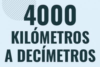 Profesor en pizarra explicando cuanto es 4000 kilometros en decimetros o como pasar de 4000 km a dm