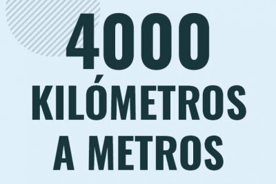 Profesor en pizarra explicando cuanto es 4000 kilometros en metros o como pasar de 4000 km a m