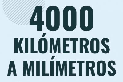 Profesor en pizarra explicando cuanto es 4000 kilometros en milimetros o como pasar de 4000 km a mm