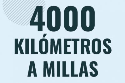 Profesor en pizarra explicando cuanto es 4000 kilometros en millas o como pasar de 4000 km a mi