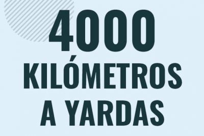 Profesor en pizarra explicando cuanto es 4000 kilometros en yardas o como pasar de 4000 km a yd
