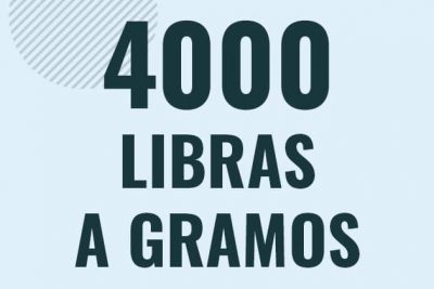 Profesor en pizarra explicando cuanto es 4000 libras en gramos o como pasar de 4000 lb a g