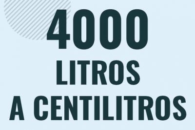 Profesor en pizarra explicando cuanto es 4000 litros en centilitros o como pasar de 4000 l a cl