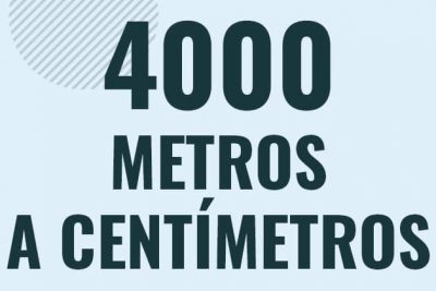 Profesor en pizarra explicando cuanto es 4000 metros en centimetros o como pasar de 4000 m a cm