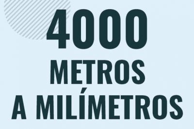 Profesor en pizarra explicando cuanto es 4000 metros en milimetros o como pasar de 4000 m a mm