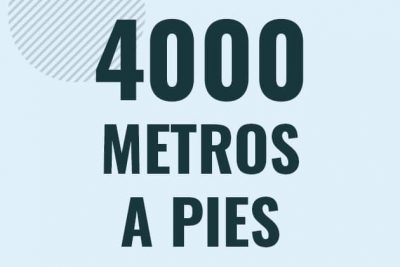 Profesor en pizarra explicando cuanto es 4000 metros en pies o como pasar de 4000 m a ft
