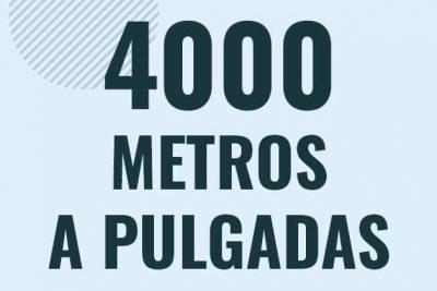 Profesor en pizarra explicando cuanto es 4000 metros en pulgadas o como pasar de 4000 m a in