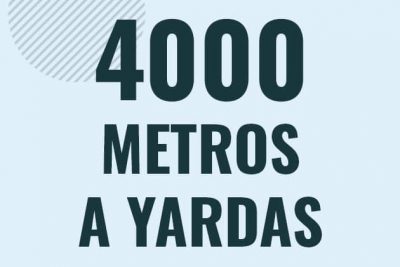 Profesor en pizarra explicando cuanto es 4000 metros en yardas o como pasar de 4000 m a yd