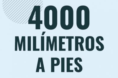 Profesor en pizarra explicando cuanto es 4000 milimetros en pies o como pasar de 4000 mm a ft