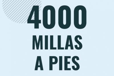 Profesor en pizarra explicando cuanto es 4000 millas en pies o como pasar de 4000 mi a ft