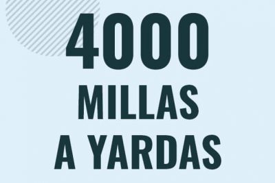 Profesor en pizarra explicando cuanto es 4000 millas en yardas o como pasar de 4000 mi a yd