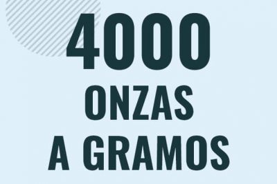 Profesor en pizarra explicando cuanto es 4000 onzas en gramos o como pasar de 4000 oz a g