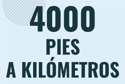 Profesor en pizarra explicando cuanto es 4000 pies en kilometros o como pasar de 4000 ft a km