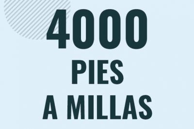 Profesor en pizarra explicando cuanto es 4000 pies en millas o como pasar de 4000 ft a mi