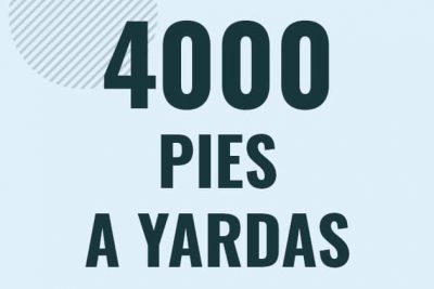Profesor en pizarra explicando cuanto es 4000 pies en yardas o como pasar de 4000 ft a yd