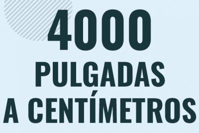 Profesor en pizarra explicando cuanto es 4000 pulgadas en centimetros o como pasar de 4000 in a cm