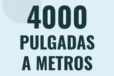 Profesor en pizarra explicando cuanto es 4000 pulgadas en metros o como pasar de 4000 in a m