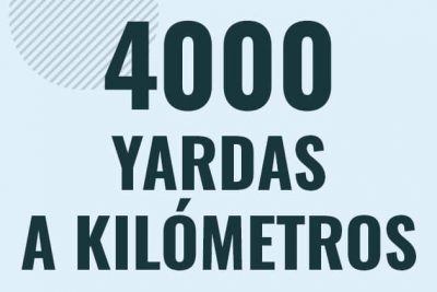 Profesor en pizarra explicando cuanto es 4000 yardas en kilometros o como pasar de 4000 yd a km