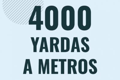 Profesor en pizarra explicando cuanto es 4000 yardas en metros o como pasar de 4000 yd a m