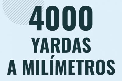 Profesor en pizarra explicando cuanto es 4000 yardas en milimetros o como pasar de 4000 yd a mm