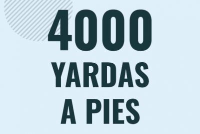 Profesor en pizarra explicando cuanto es 4000 yardas en pies o como pasar de 4000 yd a ft