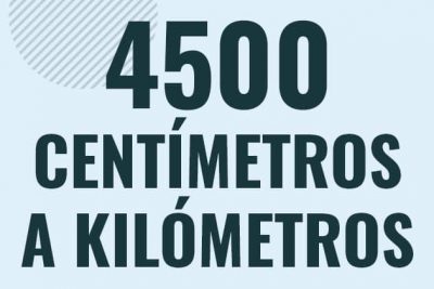 Profesor en pizarra explicando cuanto es 4500 centimetros en kilometros o como pasar de 4500 cm a km