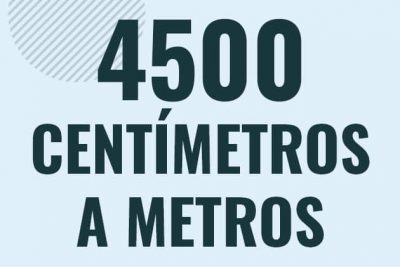 Profesor en pizarra explicando cuanto es 4500 centimetros en metros o como pasar de 4500 cm a m