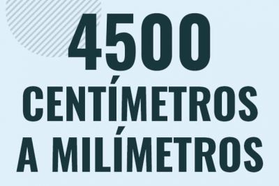 Profesor en pizarra explicando cuanto es 4500 centimetros en milimetros o como pasar de 4500 cm a mm