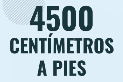 Profesor en pizarra explicando cuanto es 4500 centimetros en pies o como pasar de 4500 cm a ft
