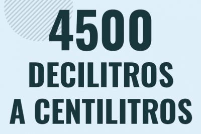 Profesor en pizarra explicando cuanto es 4500 decilitros en centilitros o como pasar de 4500 dl a cl